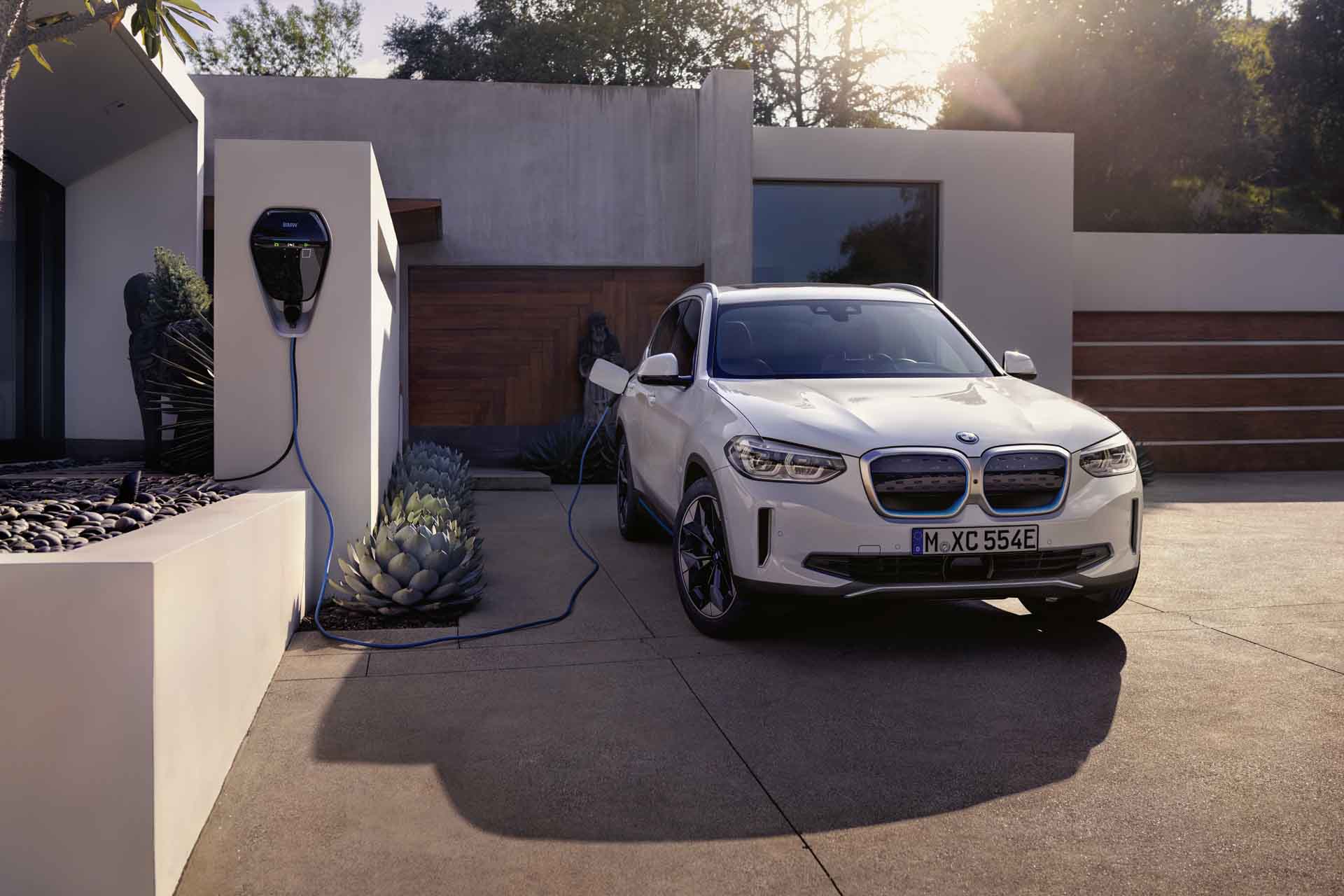 Der BMW iX3 läutet eine neue Ära lokal emissionsfreier Fahrfreude ein. 