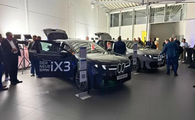 Mehrere hundert Besucher bei BMW-Premiere: Hofmann Automobile stellt neuen BMW iX3 vor