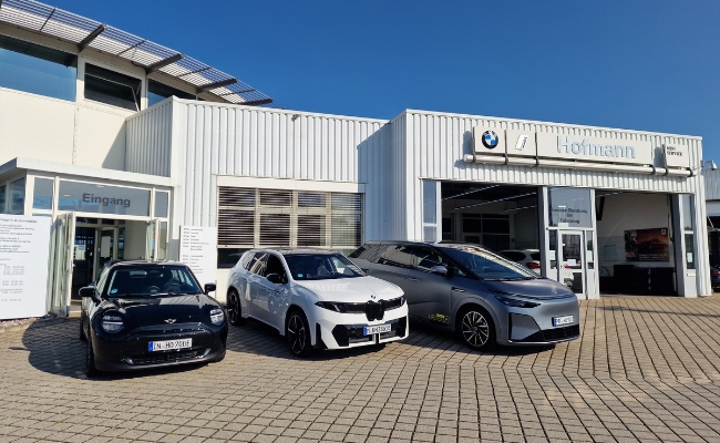 Mehr als jeder zweite verkaufte Neuwagen bei Hofmann Automobile ist vollelektrisch: Steigende Nachfrage nach elektrischer Mobilität bestätigt die langjährige strategische Ausrichtung der Autohandelsgruppe